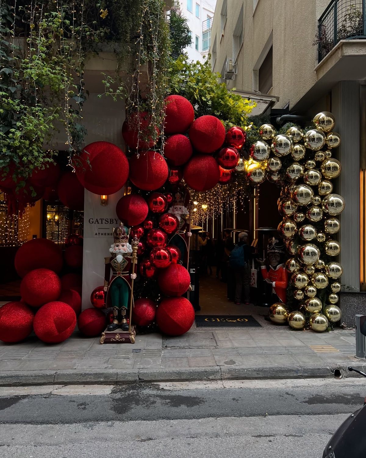 Red & gold baubles